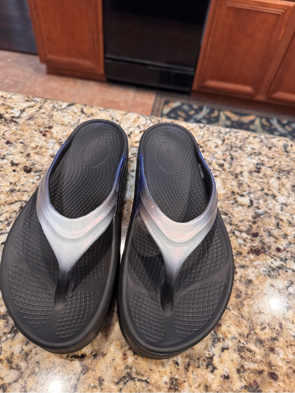 ♥️ OOFO OOLALA FLIP FLOPS ♥️ - Picture 2 of 8